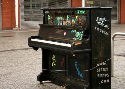 Street Piano - Rag Market, Birmingham, by H4NUM4N (licenciado em CC)
