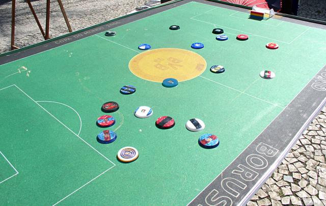 Paixão do campo para a mesa: futebol de botão une gerações no Brasil 