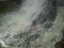 Banho de cachoeira.