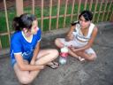 RELAX • Meninas tomam o tereré no fim da tarde