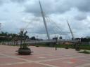 que fica bem ao lado da ponte nova...