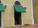 bem em frente a lojinha do Dr. Raiz