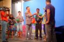 Roger troca moscas de material recicl�vel por camisetas do programa