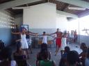 O espaço da escola é aberto para a prática da dança.