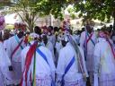 Apresentação em frente à igreja: o dia de gala da festa.