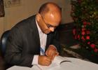 O professor Francisco Gonçalves autografa Outubro de 71 durante lançamento.
